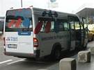 Minibus, který sveze idie k terminálu.