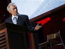 Clint Eastwood mluví na sjezdu republikán v rámci svého pedstavení s prázdnou