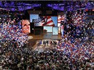 Mitt Romney a Paul Ryan s rodinami stojí na pódiu bhem sjezdu republikán v
