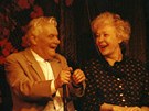 Ladislav Trojan a Kvta Fialová ve he Ti na lavice (2001)