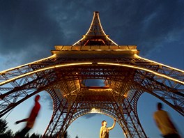 MINIV̎. Návtvníci procházejí pod dvanáctimetrovou zmeneninou Eiffelovy ve...