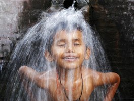 STALETÁ SPRCHA. Nepálský chlapec si uívá vodu z kamenného chrlie u chrámu v...