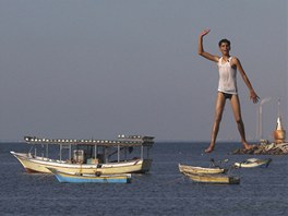 GULLIVER. Palestinský mladík skáe do moe na plái u pístavu Gaza (27. srpna...