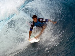VODNÍ TUNEL. Michel Bourez pedvádí své surfaské umní bhem tetího kola...