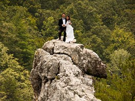V DOBRÉM I ZLÉM. Amerití snoubenci lezli 274 metr ve svatebních atech na...