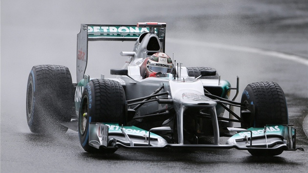 JUBILANT. Michael Schumacher  pi prvnm trninku  na okruhu ve Spa. V Belgii nastoup do tst Velk ceny.