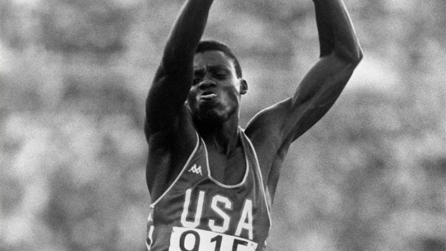 Americký atlet Carl Lewis získal na olympijských hrách v Los Angeles 1984 zlato v dálce za výkon 854 cm.