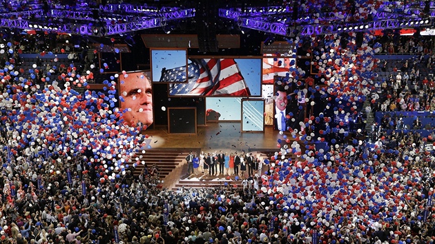 Mitt Romney a Paul Ryan s rodinami stoj na pdiu bhem sjezdu republikn v Tamp na Florid, kde strana oficiln nominovala Romneyho coby prezidentskho kandidta a on nominaci pijal. Paul Ryan je kandidt na viceprezidenta (30. srpna 2012) 