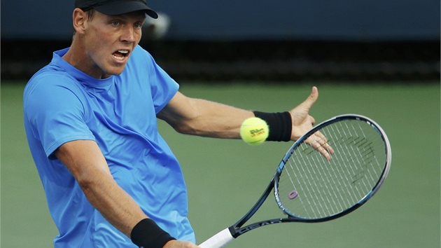 NA VOLEJI. Tom Berdych v utkn druhho kola US Open proti Estonci Jrgenu Zoppovi.