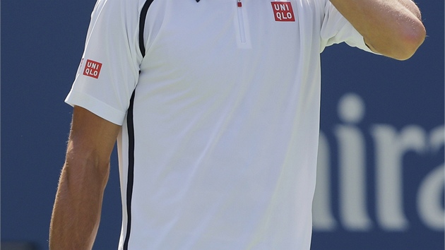 TROCHU SE PROTÁHNU.  Novak Djokovi v utkání tetího kola  US Open.