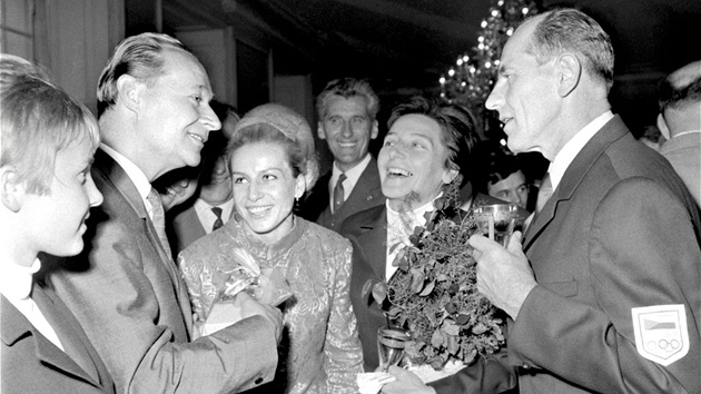Alexander Dubček, nejvýraznější postava pražského jara 1968, přijal toho roku před olympiádou v Mexiku gymnastku Věru Čáslavskou (třetí zleva) a hosty olympiády Danu a Emila Zátopkovy (oba vpravo).