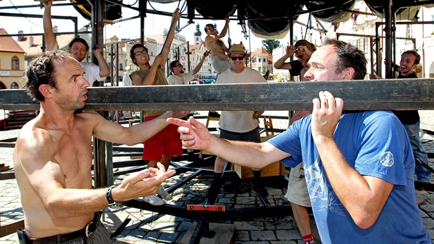 K Tel�i pat�� z�bava. Za��tkem srpna tu na n�m�st� vyrostlo Oblud�rium brat�� Forman�.