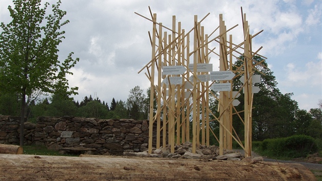 Pvodn byly na Rozcestníku tabulky s dvojjazynými citáty Jana Stráského a