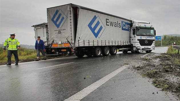 Nehoda kamionu u pivade u ernic. idi nezvldl zatku a na mokrm asfaltu zlomil kamion a zablokoval oba jzdn pruhy. Hned vedle uvzl v bahn druh kamion, kter ho chtl objet.