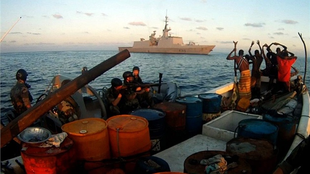 Somáltí piráti jsou nejvtím problémem Adenského zálivu. Na snímku zatýkají
