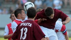 Hlavičkový souboj z pohárového duelu Sparta Kutná Hora (v tmavém) - Slavia.