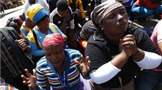 �eny se modlí ve m�st�  Ga Rankuwa za své mu�e z dolu Marikana, které zadr�ela