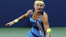 HONEM ZA MÍKEM. eská tenistka Lucie afáová pádí za úderem Nadi Petrovové.