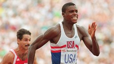 Americký atlet Carl Lewis získal na olympijských hrách v Barcelon 1992 zlato