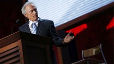 Clint Eastwood mluví na sjezdu republikán v rámci svého pedstavení s prázdnou