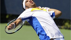 NA PODÁNÍ. Feliciano Lopez servíruje na US Open.