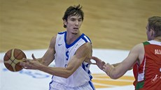 Český basketbalový reprezentant Jiří Welsch v duelu s Běloruskem.
