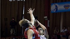 eský basketbalový reprezentant Tomá Satoranský zakonuje na bloruský ko.