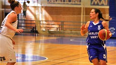 Jovana Milovanoviová v modrém dresu Karlových Var bhem pípravného zápasu s