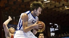 Český basketbalista David Jelínek na doskoku v utkání s běloruským výběrem.