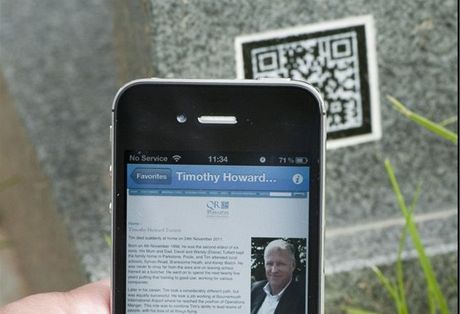Náhrobek Timothyho Tuttietta s QR kódem a jeho osobní stránkou, kterou mu