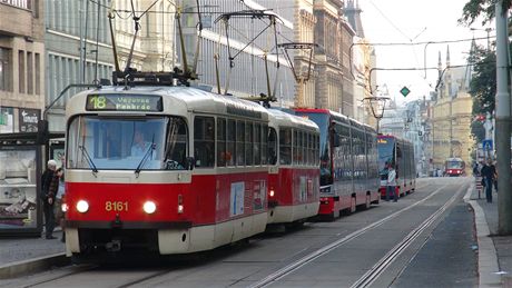 Tramvaje, které se sjely u zastávky na Karlov námstí.