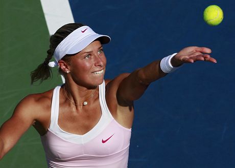PODN. Andrea Hlavkov servruje na US Open v zpase proti Marii Kirilenkov.