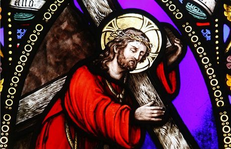 Detail okna a Jeíe Krista s kíem v anglikánském kostele svatého Jana v...