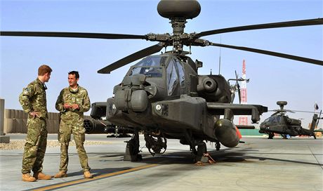 Princ Harry s kolegou u helikoptry Apache na zkladn Bastion v afghnsk...