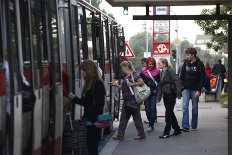 Pokud pojede autobusový spoj íslo 180 pes Blanku, mohl nkterým Praanm významn usnadnit cestování. (Ilustraní snímek)