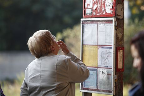 Na papírové jízdní ády není kolikrát spoleh. Pesný as píjezdu spoje mají hlásit informaní tabule. (Ilustraní snímek)