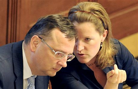 Petr Neas a Karolína Peake bhem jednání Poslanecké snmovny (4. záí 2012)