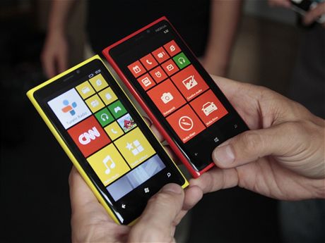 Nokia Lumia 920 - erven a lut verze