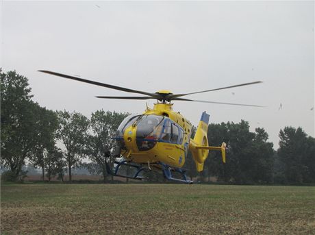 Vrtulník pevezl malého chlapce ve váném stavu do nemocnice. (Ilustraní snímek)