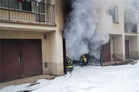 V garái ml majitel zaparkovaný osobní vz, uskladnnou zábavní pyrotechniku,