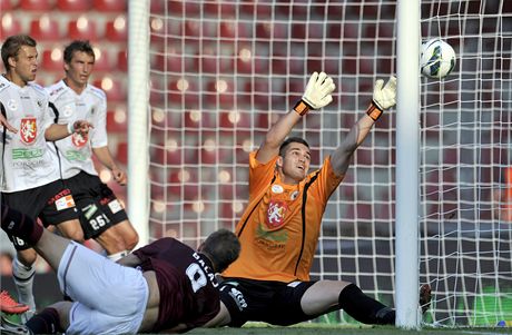 GÓL. Sparanský útoník Bekim Balaj pekonává hradeckého brankáe Tomáe Koubka.