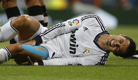 BOL TO. Cristiano Ronaldo se dr za nohu a grimasa ve tvi hvzdy Realu