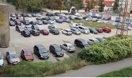 Zaparkovat v centru Plzn je problém. Obyvatelm a podnikatelm z Roudné by mly pomoci modré parkovací zóny.