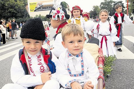 Velkou pehlídkou kroj z celého Slovácka jsou kadoroní Slovácké slavnosti vína a otevených památek, které se letos konají od 9. do 11. záí.