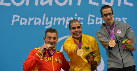 Sebastian Rodríguez (vlevo) pózuje se stíbrnou paralympijskou medailí. 