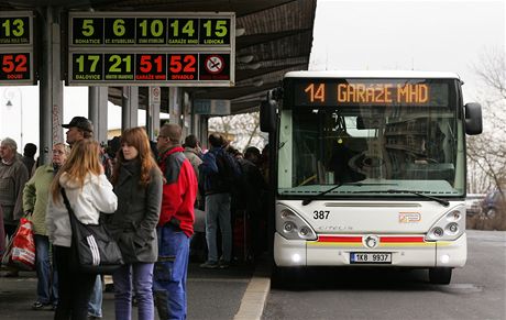 V karlovarských autobusech MHD se cestující pipojí k internetu zdarma.