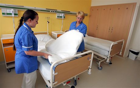 Budoucí zdravotní sestry (ákyn 4.roníku) si zkouejí stlát postele v lkové...