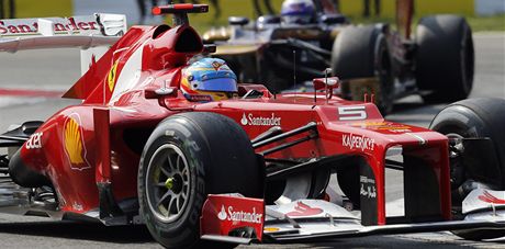 JÍZDA PRO TETÍ MÍSTO. Fernando Alonso bhem Velké ceny Itálie na okruhu v...