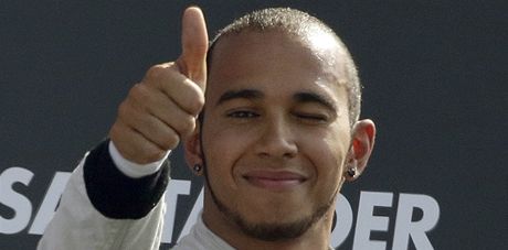 PALEC NAHORU. Lewis Hamilton me být spokojený, podepsal smlouvu s týmem Mercedes.