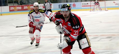 Znojemský hokejista Peter Pucher pi utkání s Klagenfurtem.